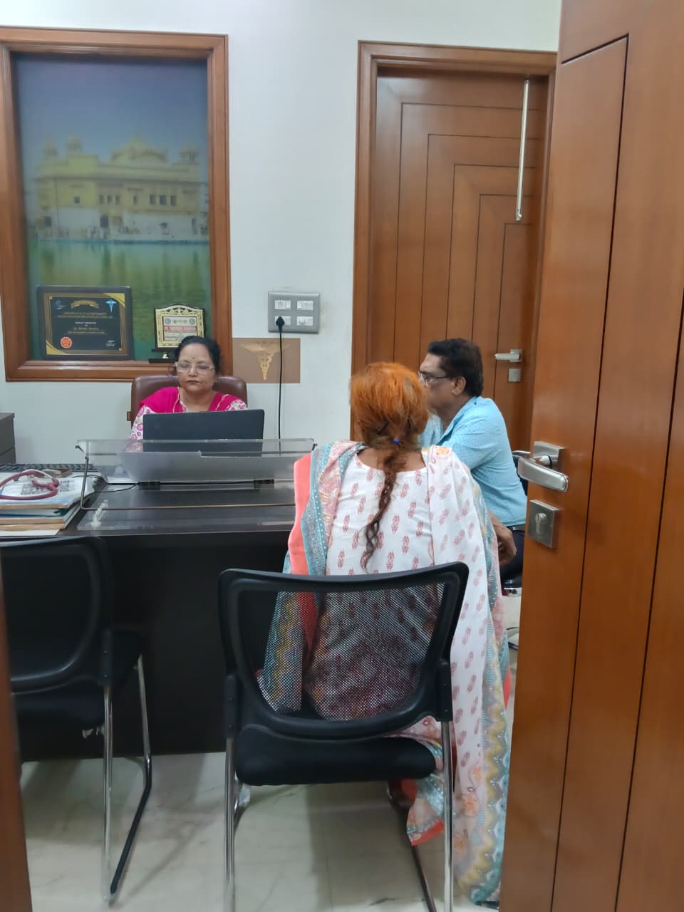 Dr. Yadvinder Vasudeva consulting a patient at MKD Homoeopathic Clinic